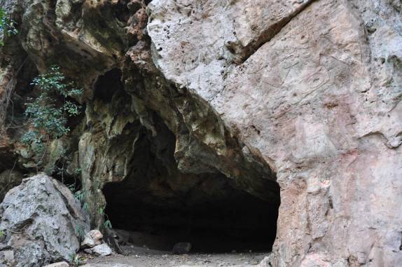 Entrada da caverna de Lol-Tun, no Yucatán, no sul do México. À direita, há petroglifos com 4 mil anos de idade!